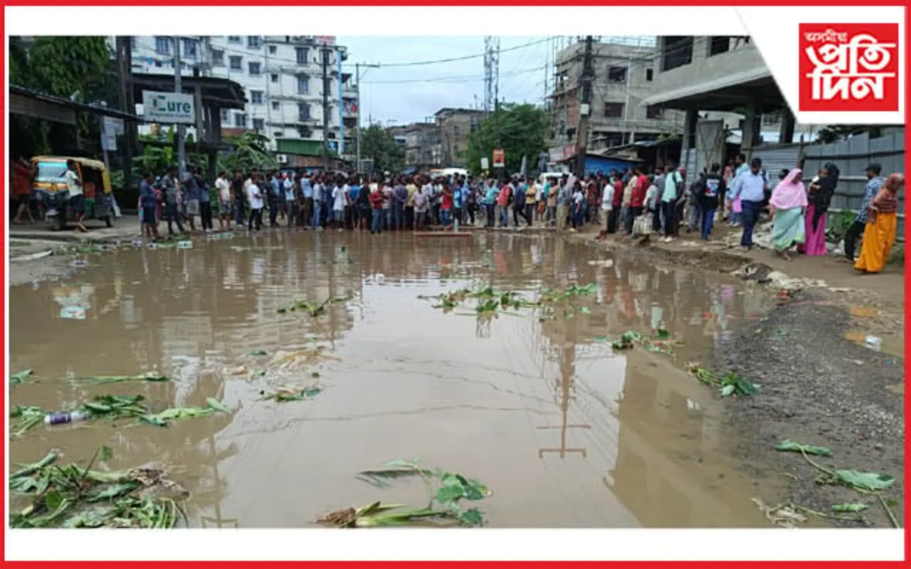 বিধ্বস্ত পথ নিৰ্মাণৰ দাবীৰে শিলচৰ-এছ এম চি হাস্পতাল পথ অৱৰোধ ক্ষোভিত ৰাইজৰ...